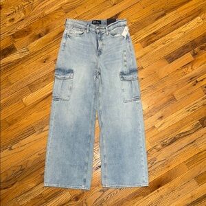 Gap women’s Light Blue Cargo Jeans Size 8